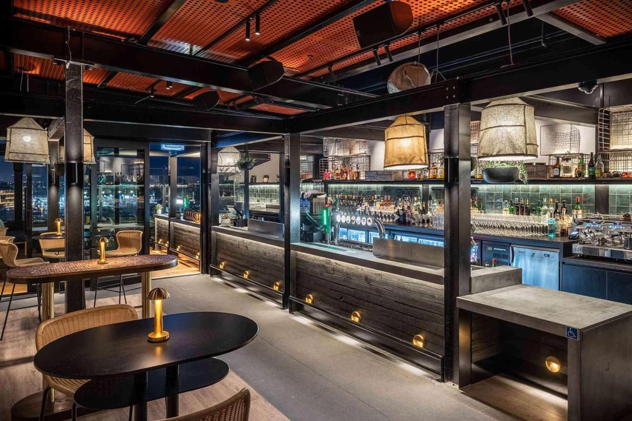 Hotel Qt Auckland Exteriér fotografie The bar at the 101 bar
