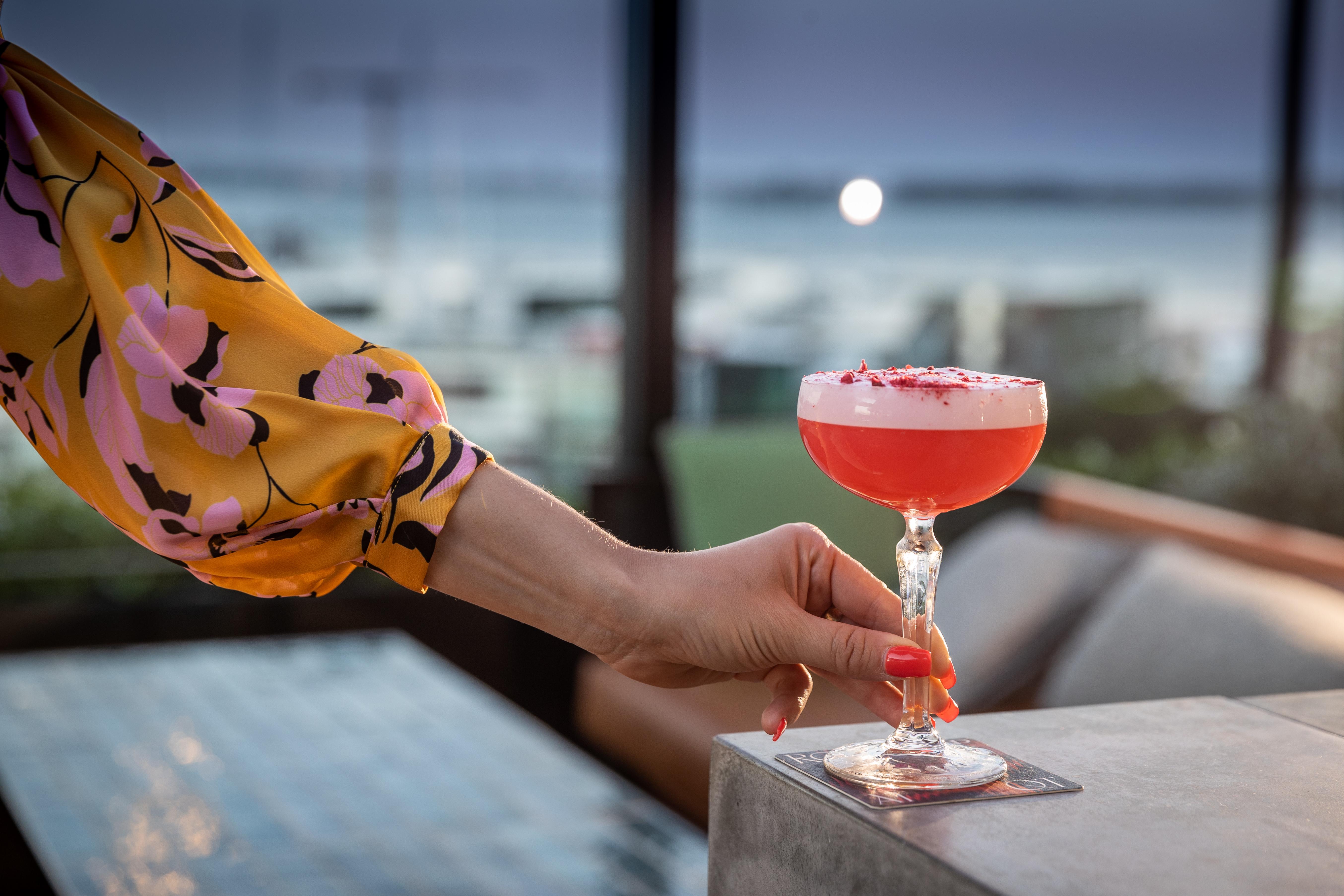 Hotel Qt Auckland Exteriér fotografie A woman holding a cocktail